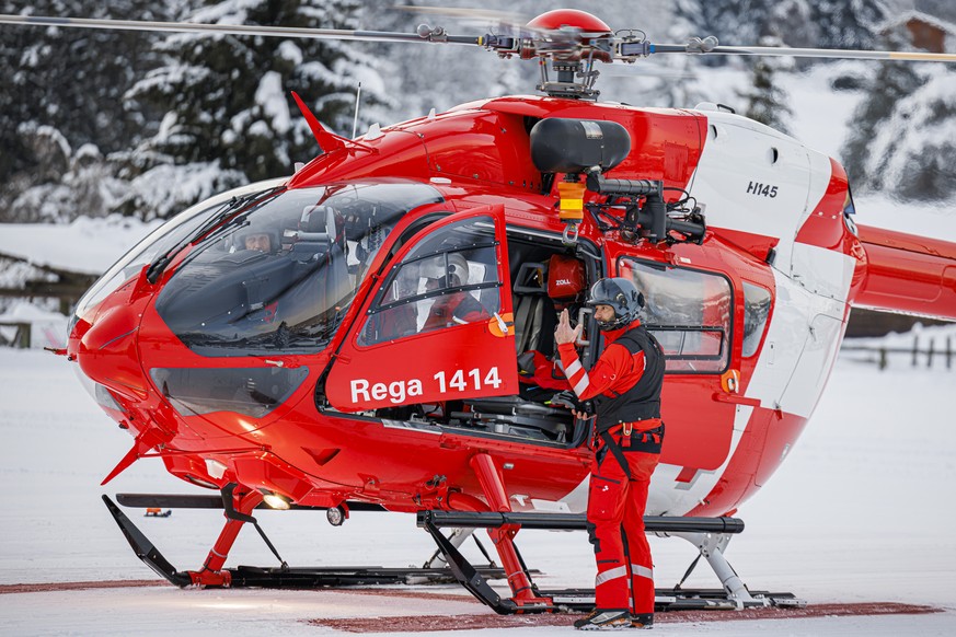 A member of the Rega can sign aux sauveteurs d'approcher lors d'un avalanche practice, organized by les sauveteurs du Secours Alpin Romand (SARO) with the participation of, among others, the la Rega...