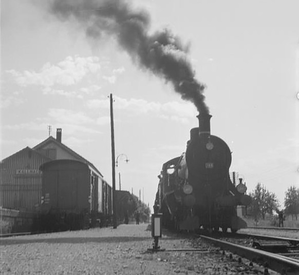 Der Bahnhof von Kallnach auf einer Fotografie von 1938.
https://www.sbbarchiv.ch/detail.aspx?ID=391851