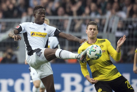 Dortmund&#039;s Lukasz Piszczek, right, and Gladbach&#039;s Denis Zakaria vie for the ball during the German Bundesliga soccer match between Borussia Dortmund and Borussia Moenchengladbach in the Sign ...