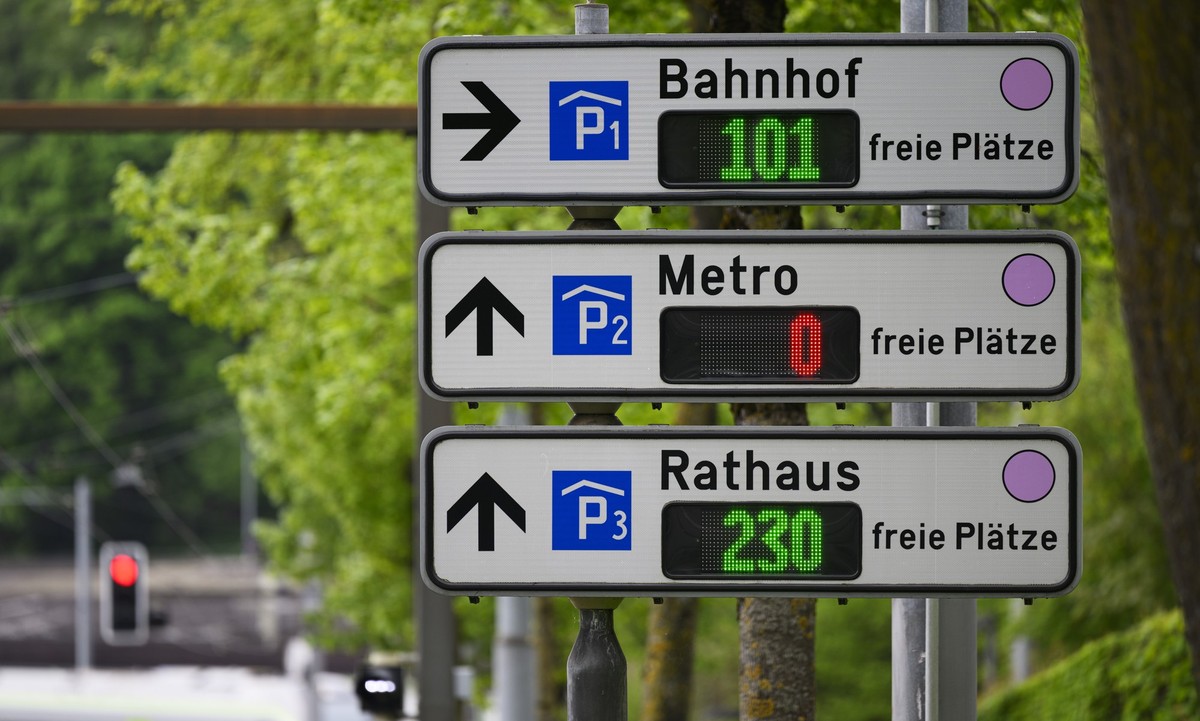 Tafeln des Parkleitsystems Bern zeigen die Anzahl freier Parkplaetze im Bahnhofparkhaus, dem Parkhaus Metro und dem Parkhaus Rathaus an, fotografiert am Freitag, 25. April 2025 in Bern. (KEYSTONE/Chri ...