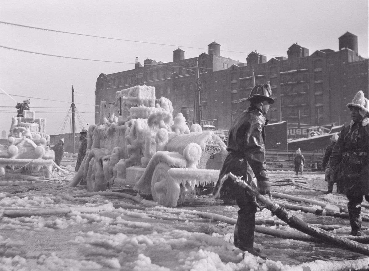 Eingefrorene Feuerwehrautos nach einem Feuer mit fünf Alarmtönen bei Null-Grad-Wetter, Boston, 1920.