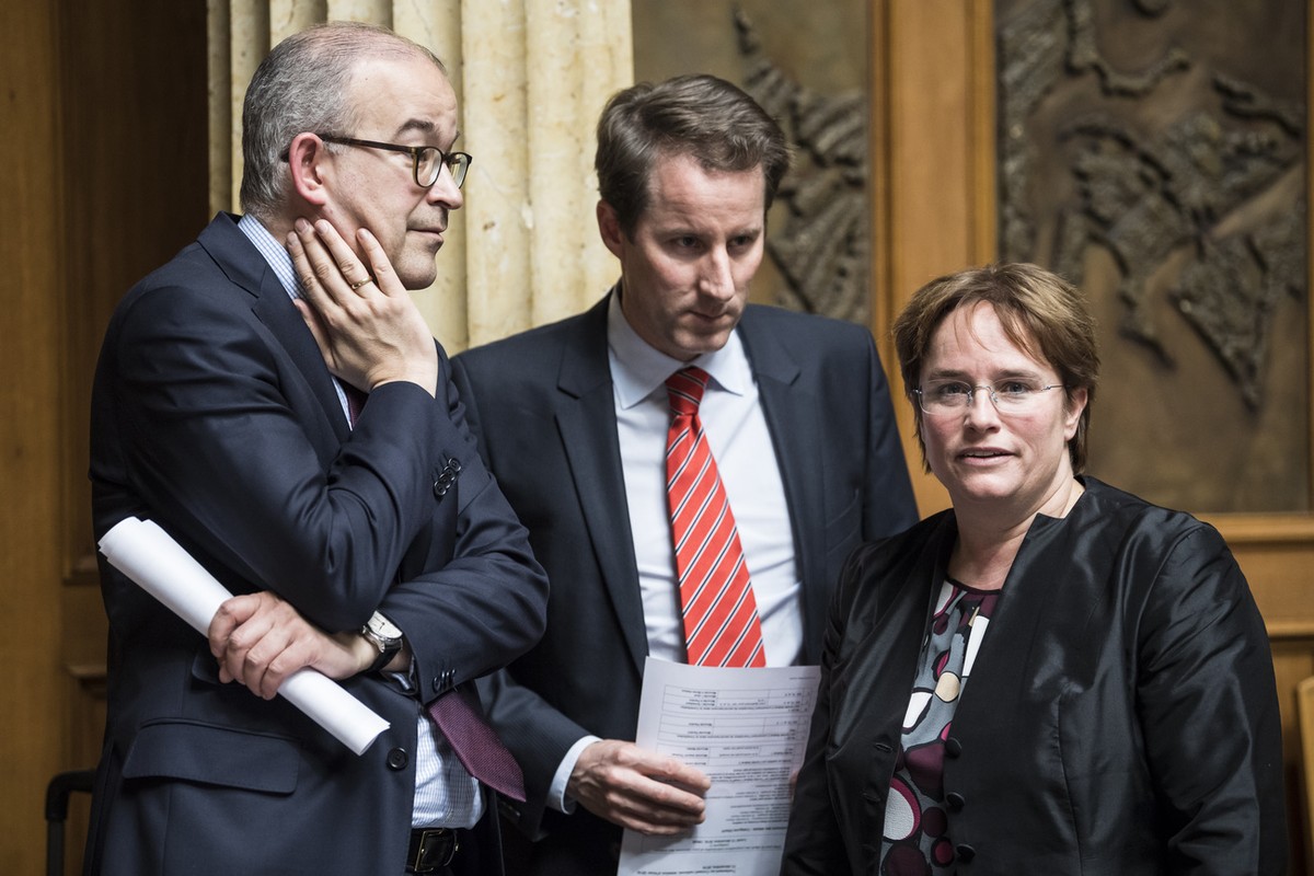 Gregor Rutz, SVP-ZH, Thomas Aeschi, SVP-ZG, und Magdalena Martullo-Blocher, SVP-GR, von links, diskutieren an der Wintersession der Eidgenoessischen Raete, am Montag, 12. Dezember 2016 im Nationalrat  ...