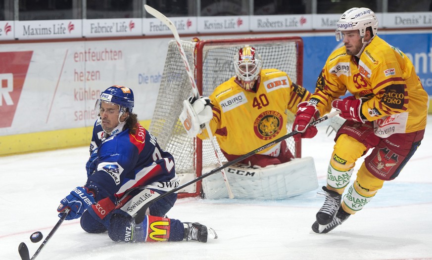 Lions Roman Wick, links, gegen Langnaus Nolan Diem, rechts, im Eishockey Meisterschaftsspiel der National League zwischen den ZSC Lions und den SCL Tigers, am Dienstag, 25. September 2018, im Zuercher ...