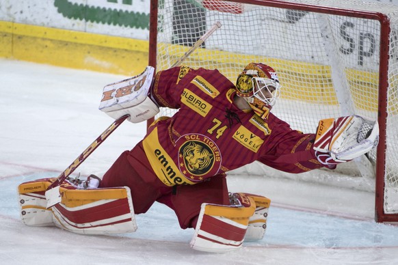 Tigers Goalie Ivars Punnenovs waehrend dem Eishockey National League A Spiel zwischen den SCL Tigers und dem SC Bern, am Samstag, 15. Oktober 2016, in der Ilfishalle in Langnau. (KEYSTONE/Marcel Bieri ...