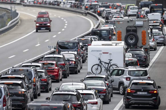 Der Oster Reiseverkehr auf der Autobahn A-2 vor dem Gotthardtunnel zwischen Goeschenen und Erstfeld in Richtung sueden staut sich bei Erstfeld auf mehrere Kilometer laenge, am Freitag, 29. Maerz 2024. ...