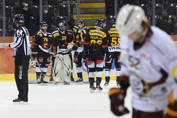 SC Bern Spieler jubeln nach dem Sieg (3-1), beim Eishockey Meisterschaftsspiel der National League zwischen dem SC Bern und Geneve-Servette HC, am Dienstag, 25. Januar 2022, in der Postfinance Arena i ...