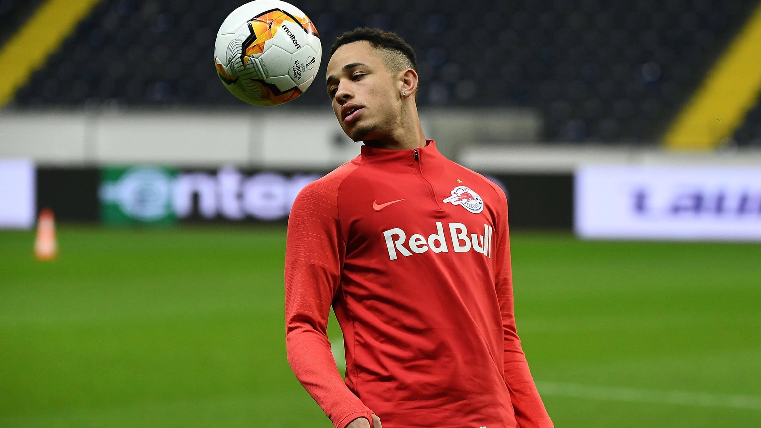 19.02.2020, xjhx, Fussball UEFA Europa League, RB Salzburg - Training und PK emspor, v.l. Noah Okafor FC Red Bull Salzburg DFL/DFB REGULATIONS PROHIBIT ANY USE OF PHOTOGRAPHS as IMAGE SEQUENCES and/or ...