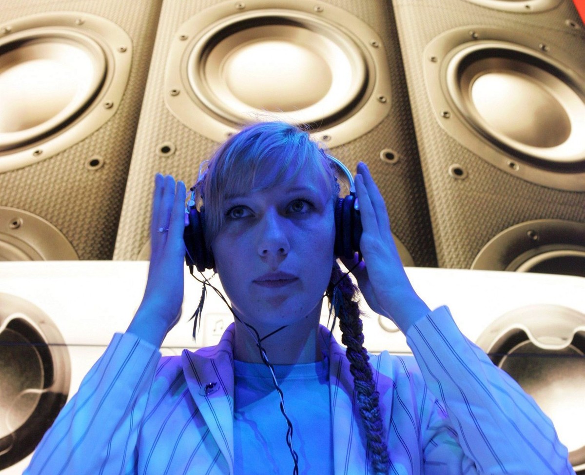 A young woman listening to mp3 music data files at the international broadcasting exhibition IFA (Internationale Funkausstellung) in Berlin, Germany, Sunday, 04 September 2005. The worldwide largest f ...