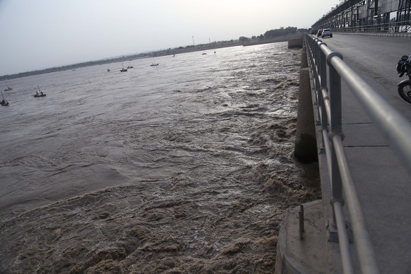 epa12330163 A view of water levels in the Indus River near Ghulam Muhammad Barrage after monsoon rains in Hyderabad, Sindh province, Pakistan, 28 August 2025. The crisis, which has led to the evacuati ...