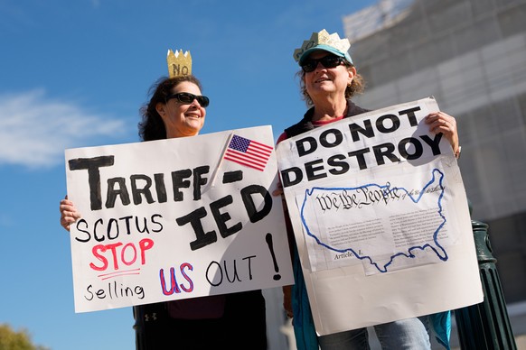 epa12505386 Demonstrators protest outside The Supreme Court in Washington, DC, USA, 05 November 2025. Today Supreme Court Justices hear oral arguments in Learning Resources, Inc. v. Trump, a case that ...