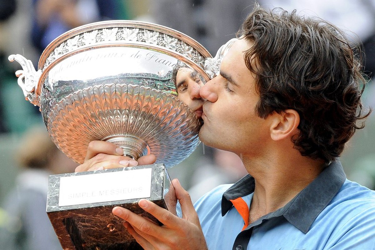 epa01754654 Switzerland's Roger Federer celebrates with the trophy after winning the final match against Sweden's Robin Soderling in the French Open tennis tournament at Roland Garros in Par ...