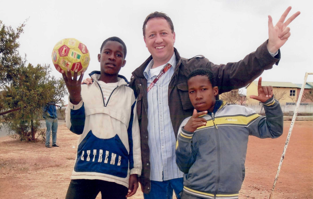 Christophe Cerf avait couvert le Mondial 2010 en Afrique du Sud. Il avait pu partager un moment précieux avec des enfants de Soweto. «On avait fait un petit match et on avait gagné 3-2», se souvient-i ...