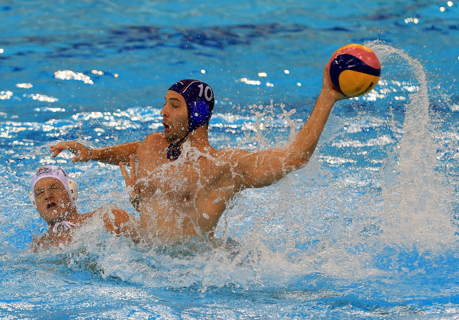 Kein Sport für Weicheier: Der serbische Wasserballer Filip Filipovic in Aktion gegen Ungarn.