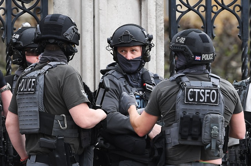 epa05863751 Armed police following major incidents outside the Houses of Parliament in central London, Britain 22 March 2017. Scotland Yard said on 22 March 21017 the police were called to a firearms  ...
