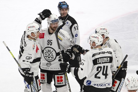 Lugano&#039;s forward Reto Suri, left, celebrates his goal with teammates defender Thomas Wellinger #95, center Jani Lajunen #24, of Finland, and forward Julian Walker, right, after scoring the 2:2, d ...