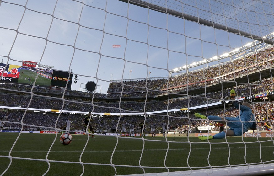 James Rodriguez schickt US-Keeper Brad Guzan in die falsche Ecke.&nbsp;