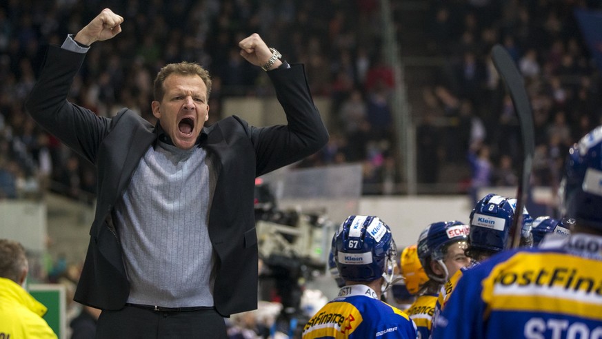 EHC Kloten Cheftrainer Kevin Schlaepfer freut sich ueber den Siegestreffer zum 3-1 im zweiten Eishockey Spiel des Playout-Final der National League zwischen dem EHC Kloten und dem HC Ambri-Piotta am D ...