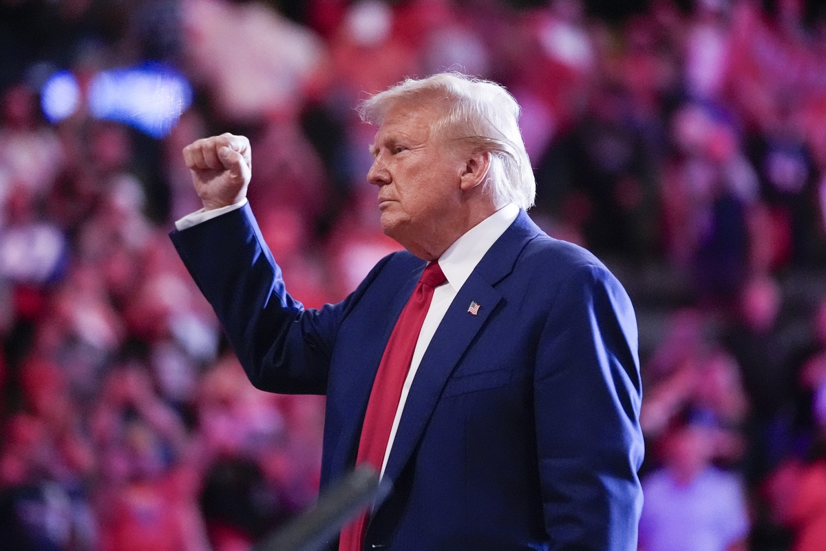 Republican presidential nominee former President Donald Trump raises his fist as he departs a campaign event at Nassau Coliseum, Wednesday, Sept.18, 2024, in Uniondale, N.Y. (AP Photo/Alex Brandon)
Do ...