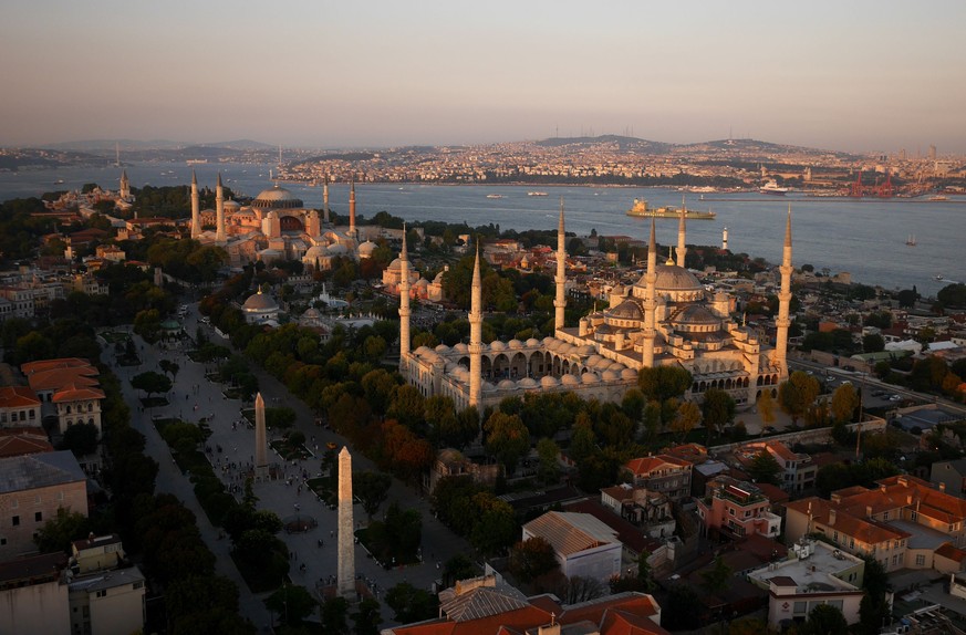 Im Vordergrund sehen Sie die Blaue Moschee, auch bekannt als Sultan-Ahmed-Moschee. Dahinter die Hagia-Sophia, die Sofienkirche. Sie war eine byzantinische Kirche, dann eine Moschee. Seit 80 Jahren beh ...