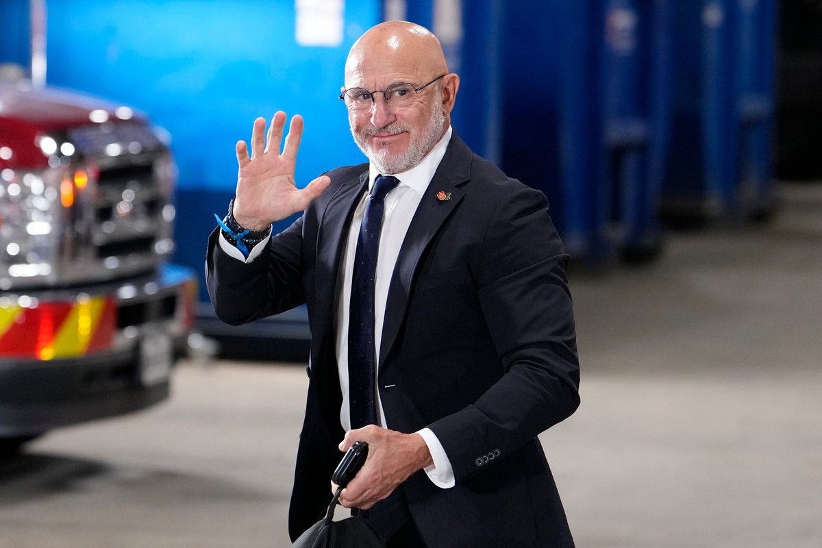 Spain head coach Luis de la Fuente arrives at the stadium before the World Cup semifinal soccer match between France and Spain in Arlington, Texas, near Dallas, Tuesday, July 14, 2026. (AP Photo/Tony  ...