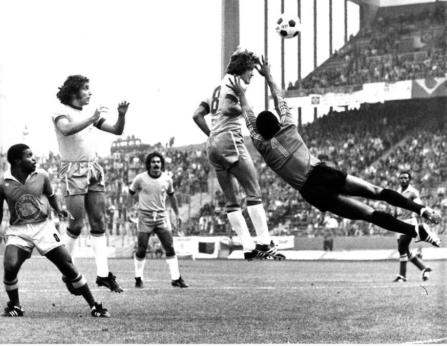 Fussballweltmeisterschaft in Deutschland Finalrunde Gruppe 2 Zaire Kongo - Brasilien 0:3 0:1 Dieser Kopfball Leivinhas verfehlte sein Ziel. U.B.z. v.l. Mana Zaire, Marinho BRA, Rivelino BRA, Leivinha  ...