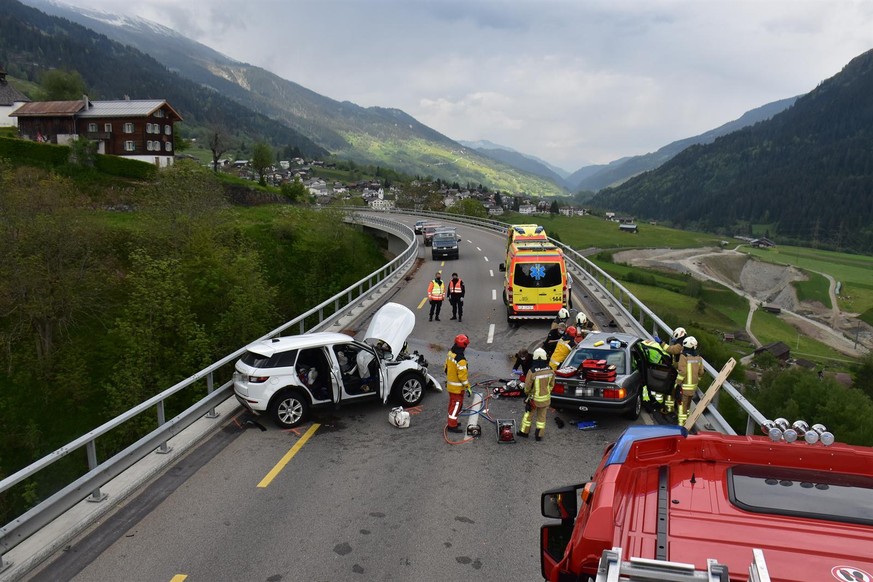 Am Samstagnachmittag, 29. Mai 2021, kurz vor 16.00 Uhr ist es in Rabius im Kanton Graubünden zu einem Verkehrsunfall gekommen. Der Fahrzeuglenker eines Personenwagens starb später im Kantonsspital Gra ...