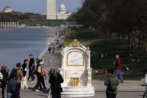 epaselect epa12860882 A new public artwork is on display close to the Lincoln Memorial in Washington, DC, USA, 30 March 2026. The art installation depicts a faux gold plated toilet to criticize renova ...