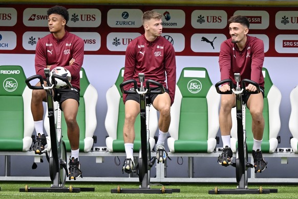 Dan Ndoye, links, Christian Witzig, Mitte, und Andi Zeqiri, rechts, beim Training der Schweizer Fussballnationalmannschaft im Kybunpark in St. Gallen am Montag, 7. Oktober 2024. (KEYSTONE/Walter Bieri ...