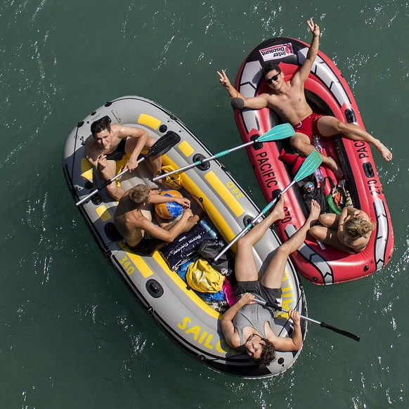 Sonnenanbeter geniessen das heisse Wetter mit einem Ausflug auf der Aare, am Samstag, 4. Juli 2015, in Rubigen. (KEYSTONE/Peter Schneider)