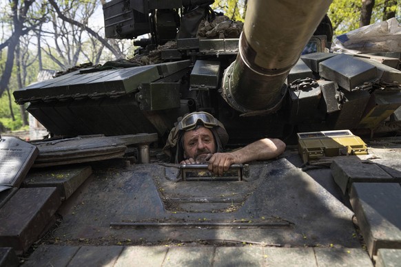 Ein ukrainischer Soldat in einem Panzer in Donetsk im Osten der Ukraine.