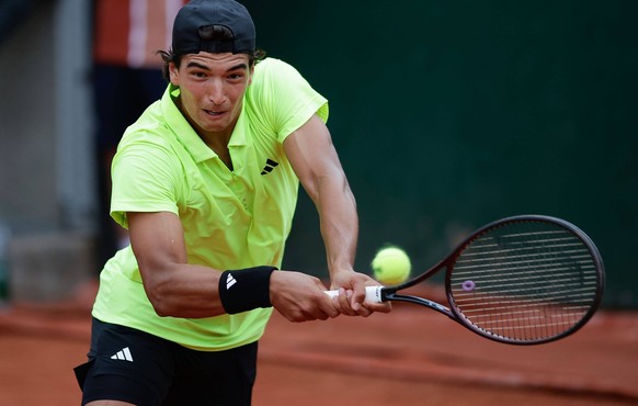 Paris 27.05.2025 xABx Tennis French Open 2025 Roland-Garros, Nikoloz Basilashvili GEO - Henrique Rocha POR v.l., Henrique Rocha POR spielt eine R