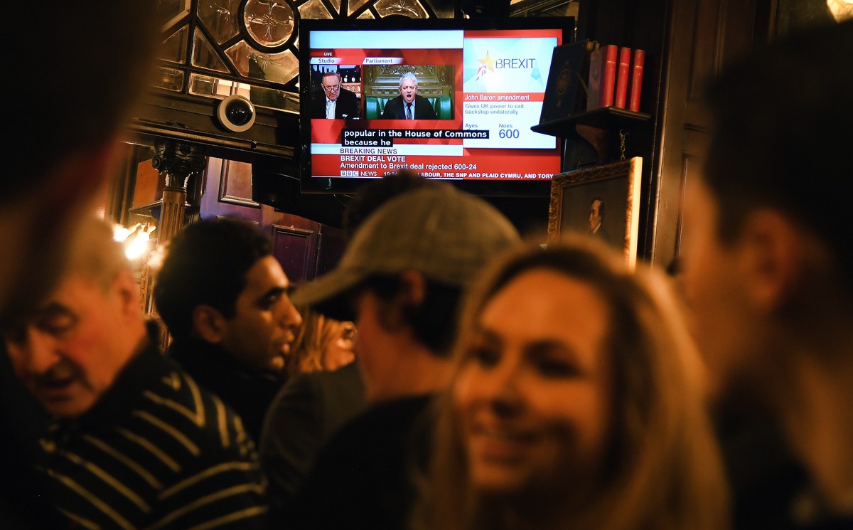 epaselect epa07287702 People watch the Brexit Vote at a pub close to parliament in London, Britain, 15 January 2019. A great majority voted against Prime Minister Theresa May's deal of UK leaving ...