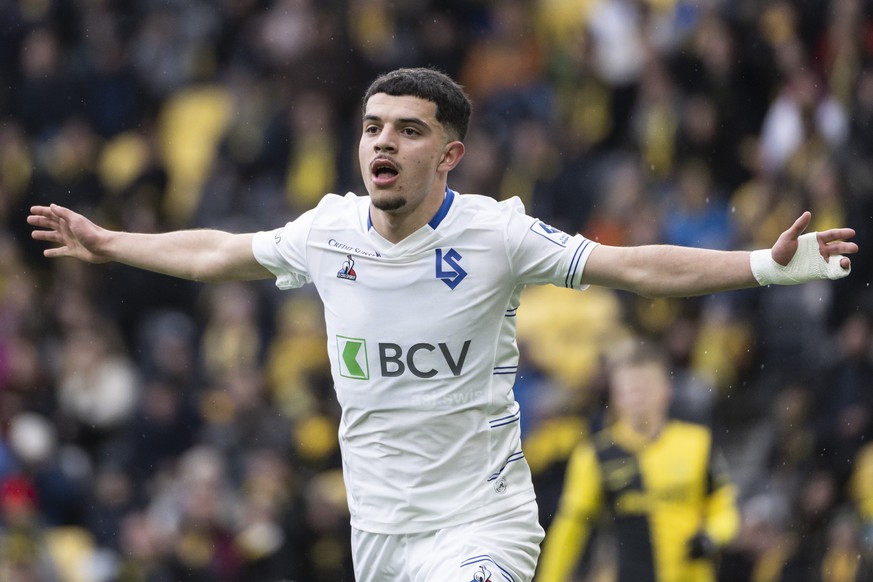 Lausannes Zeki Amdouni jubelt nach dem vermeintlichen Tor zum 0:2, welches aberkannt wurde, im Fussball Meisterschaftsspiel der Super League zwischen den Berner Young Boys und dem FC Lausanne-Sport, a ...