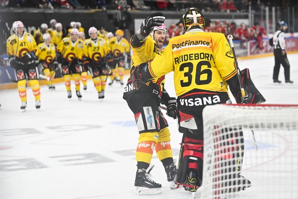 Der Berner Romain Loeffel, links, bejubelt den Sieg im Penaltyschiessen mit Torhueter Adam Reideborn, im Eishockeyspiel der National League zwischen den Rapperswil-Jona Lakers und dem SC Bern, am Sams ...
