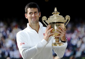 Djokovic mit dem Wimbledon-Pokal.