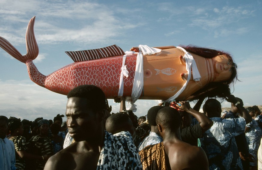 ghana, teshie, coffin made and painted to resemble a mermaid for ga tribal priestess of sea god carried by funeral guests. PUBLICATIONxINxGERxSUIxAUTxHUNxONLY Copyright: eyexubiquitousx/xhutchison 904 ...