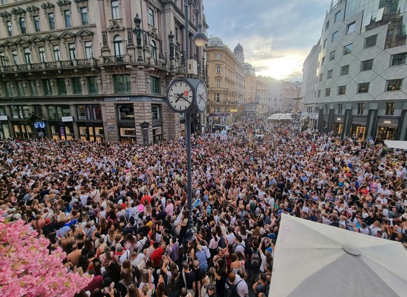 ABD0175_20240808 - WIEN - ÖSTERREICH: Taylor Swift-Fans, aufgenommen am Donnerstag, 8. August 2024, in der Wiener Innenstadt. Nach der Festnahme von Terrorverdächtigen, die einen Anschlag auf die bevo ...