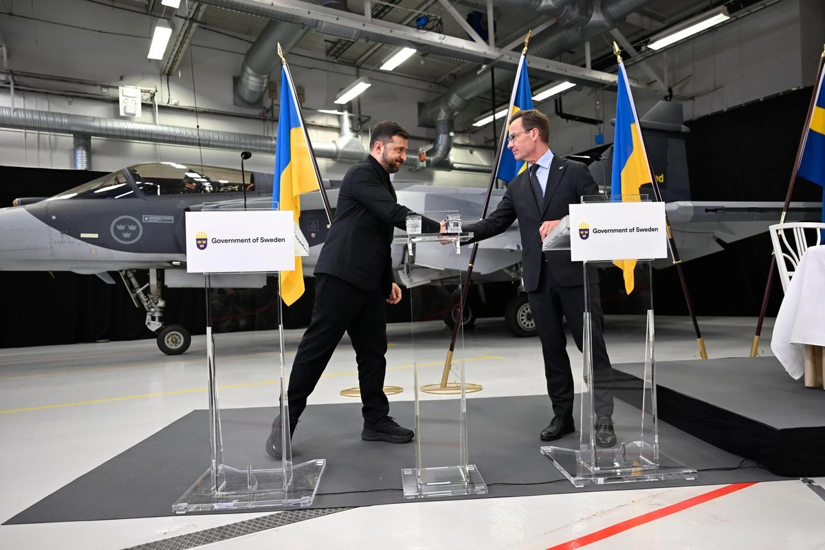 Volodymyr Zelensky avec le Premier ministre suédois Ulf Kristersson, avec lequel il a signé une déclaration d'intention pour l'achat de jusqu'à 150 avions de combat Gripen. (Photo : mer ...