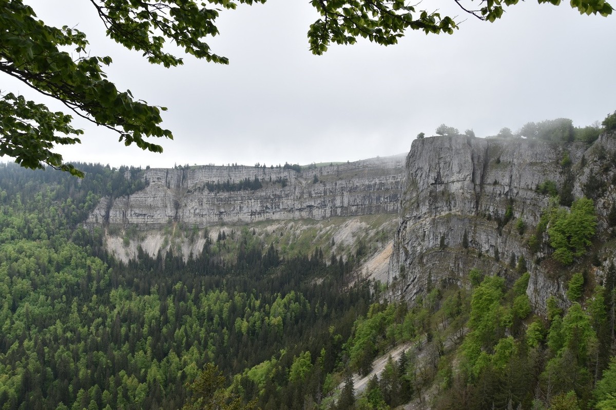 Die Creux du Van-Schlucht bei Noiraigue, aufgenommen am Sonntag, 6. Juni 2021. (KEYSTONE/Simon Meier)