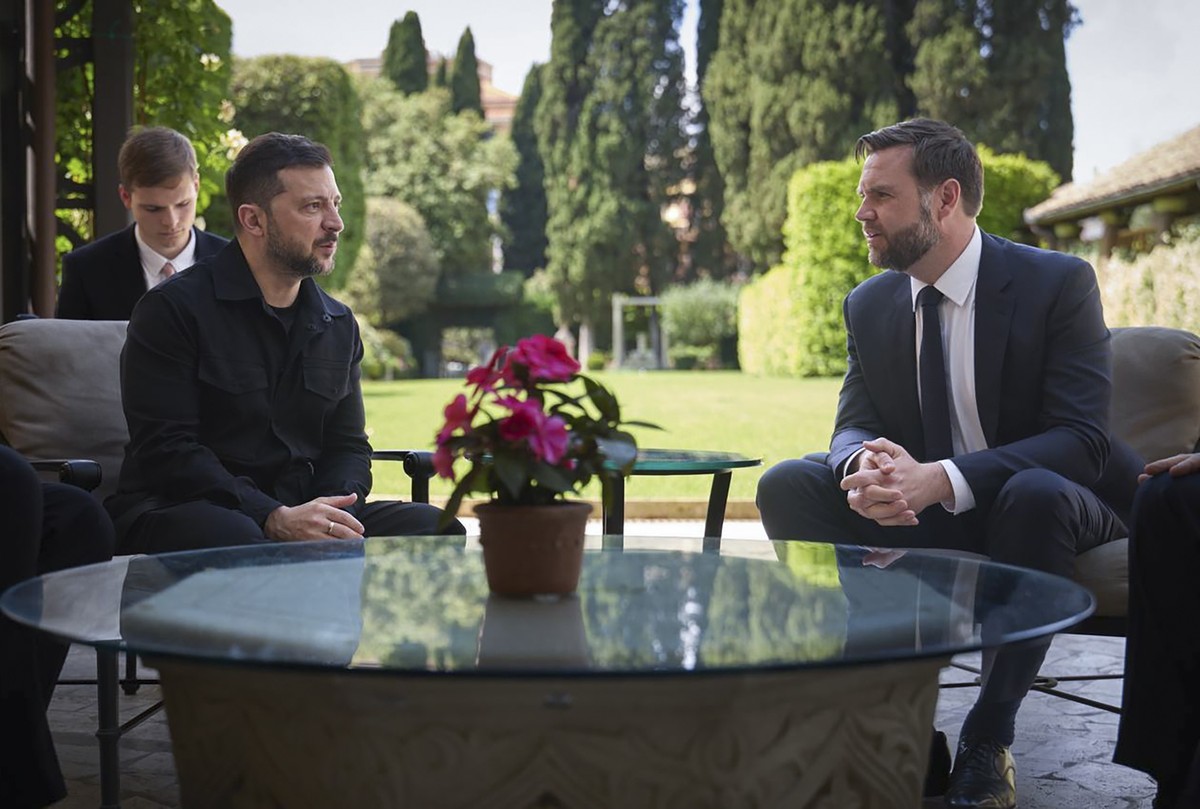 epa12113471 A handout photo made available by the Ukrainian Presidential Press Service shows Ukrainian President Volodymyr Zelensky (L) and US Vice President JD Vance (R) sit for a meeting in Rome, It ...
