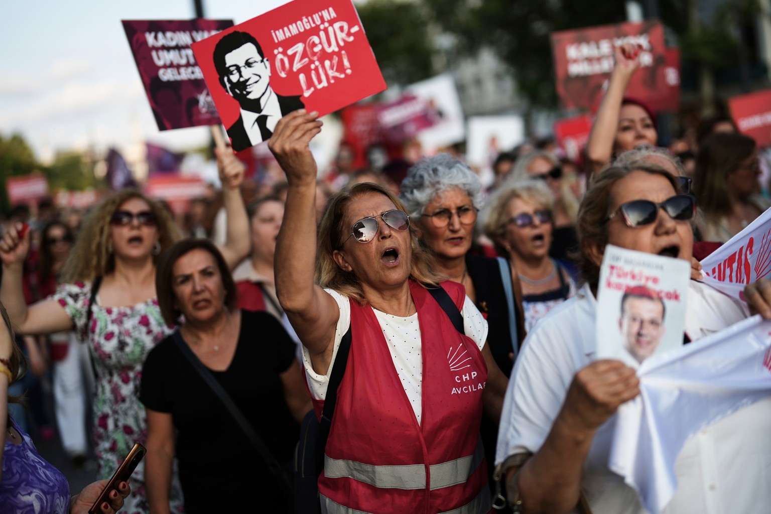 Women shout slogans during a protest called by the main opposition Republican People&#039;s Party or (CHP), outside the City Hall in Istanbul, Turkey, Tuesday, July 1, 2025. (AP Photo/Francisco Seco)
 ...