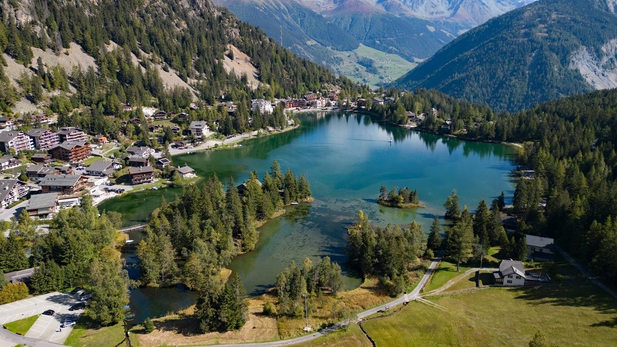 Champex-Lac est un havre de paix dont les eaux cristallines du lac reflètent les montagnes environnantes.