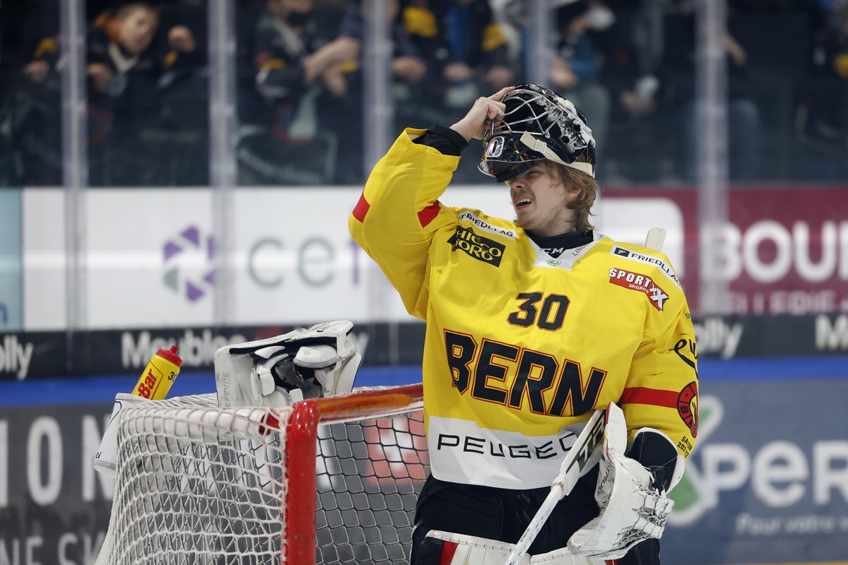 Berns Torhueter Philip Wuethrich, im Eishockey Meisterschaftsspiel der National League zwischen dem HC Fribourg Gotteron und dem SC Bern, am Dienstag, 18. Januar 2022 in der BCF Arena in Fribourg. (KE ...