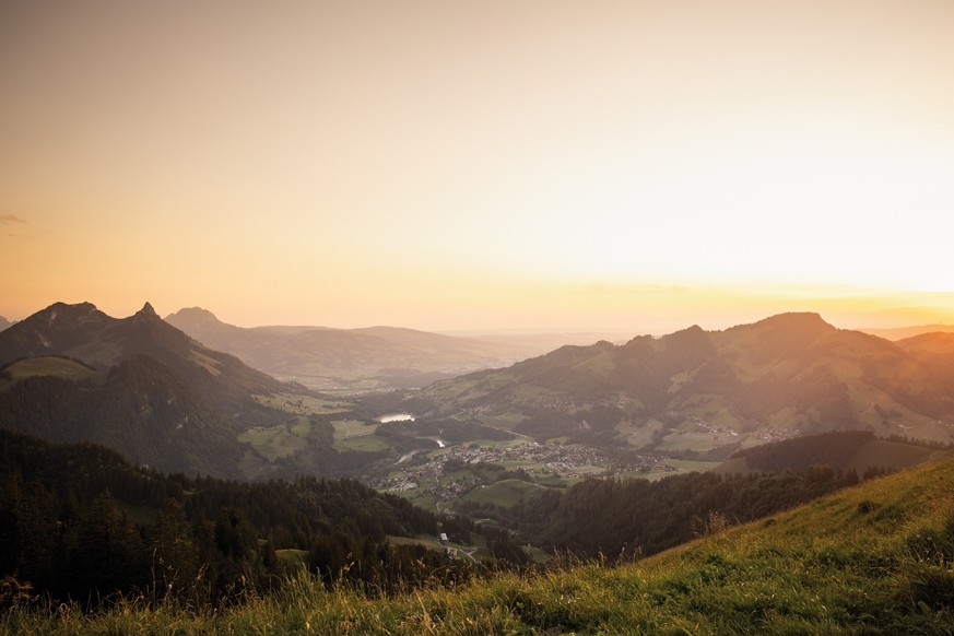 Ein Berggasthaus auf einer Wanderung am Ausflugsberg Vounetz während dem Sonnenuntergang. Rauszeit Kurze Herbstwanderungen