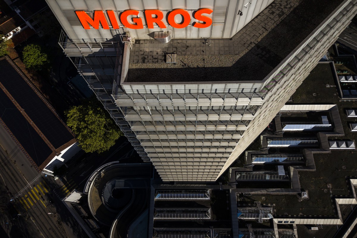 Das Logo der Migros am Hauptsitz des Migros-Genossenschafts-Bund am Limmatplatz in Zuerich, am Montag, 26. Oktober 2026. (KEYSTONE/Michael Buholzer)...