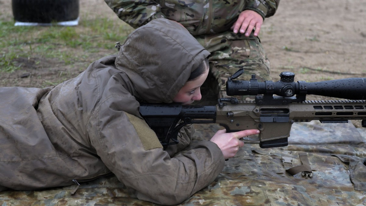 A 14 ans, Polina assure au fusil sniper