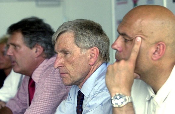 FCB-Trainer Christian Gross (r.) hört seinem Präsidenten Rene C. Jäggi (l.) an einer Pressekonferenz 2001 zu, wo bekannt gegeben wird, dass man sich vom Sportmanager Erich Vogel trennt.