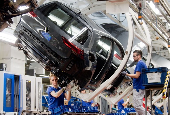 24.10.2019, Niedersachsen, Wolfsburg: Mitarbeiter arbeiten am neuen Volkswagen Golf 8 an einer Produktionslinie im VW Werk. Foto: Julian Stratenschulte/dpa +++ dpa-Bildfunk +++ (KEYSTONE/DPA/Julian St ...