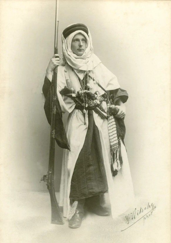 Porträt von Heinrich Schiffmann in Beduinenkleidung, 1898.