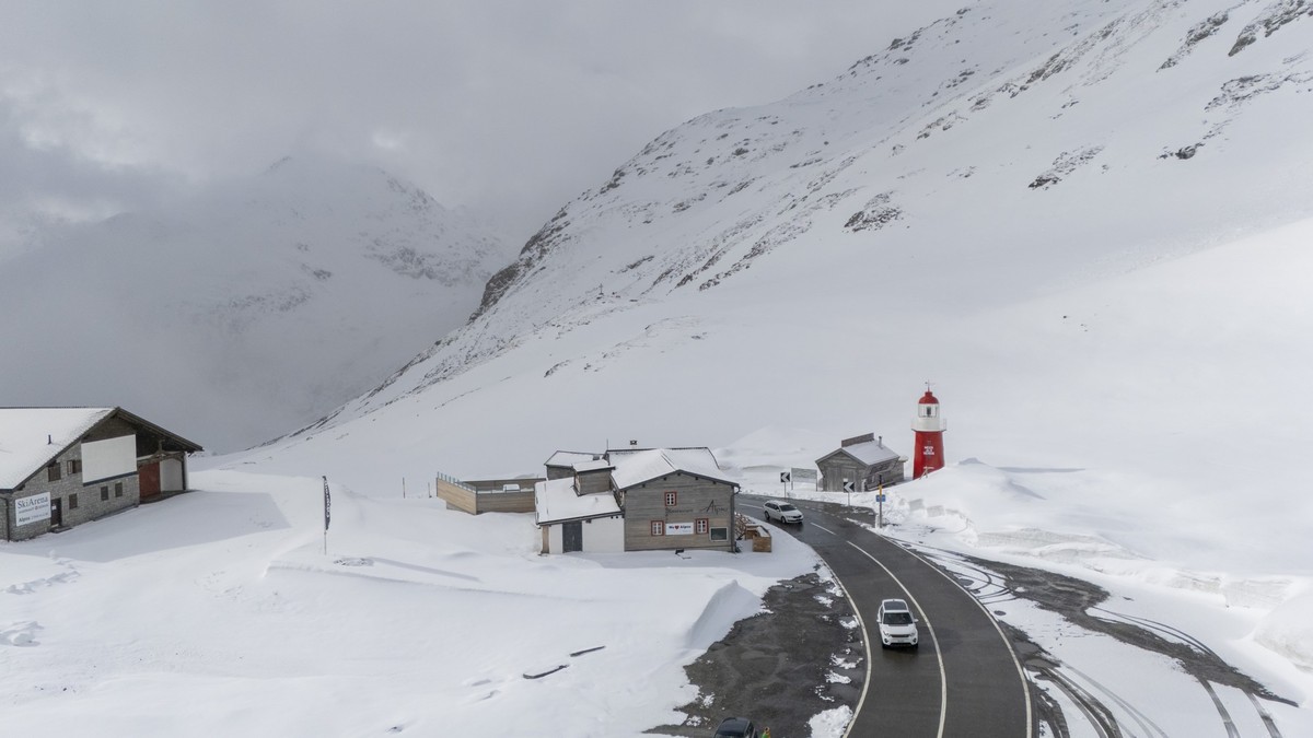 Der Schnee ist noch reichlich vorhanden auf dem Oberalppass mit dem Leuchtturm, an der Oberalppassstrasse zwischen Andermatt und Sedrun, diese wurde kurz vor 9.00 Uhr fuer den Strassenverkehr geoeffne ...